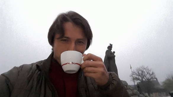 Сергій Притула випив кави біля пам’ятника у Черкасах (фотофакт)