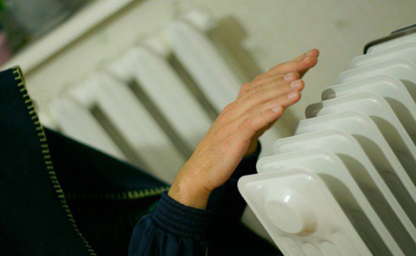 Тарифні реалії: черкащанка нагріває воду у пляшки, щоб зекономити газ