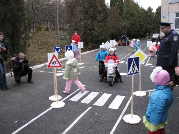 На Черкащині вихованці дитсадка їздять на електромобілях