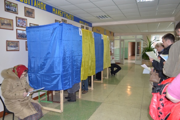 Нові порушення на виборах у Черкасах: фото вірша та знищення бюлетеня