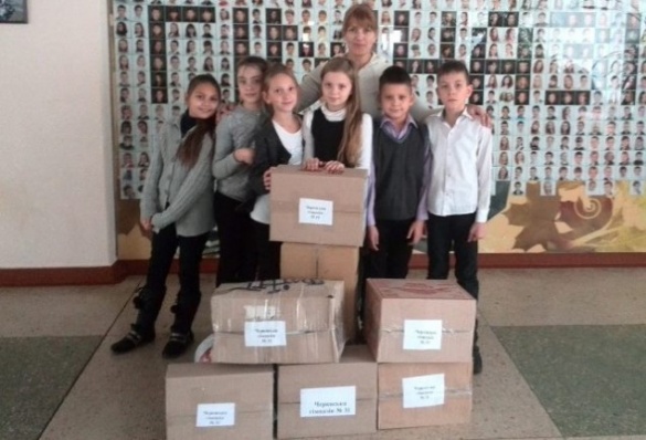 Черкаські школярі зібрали сім ящиків теплих речей для передової