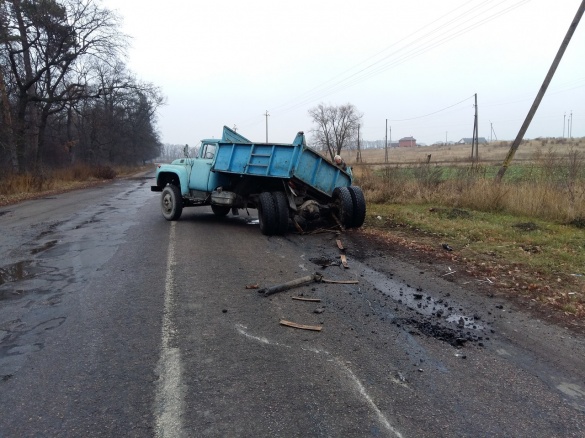На Черкащині вантажівка залишилася без коліс посеред дороги (ФОТО)