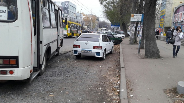 У центрі Черкас припарковане авто стало перешкодою для маршруток (ФОТО)