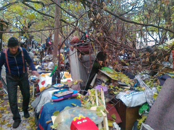 Черкаський дідусь в подвір’ї будинку влаштував сміттєвий склад (ФОТО)