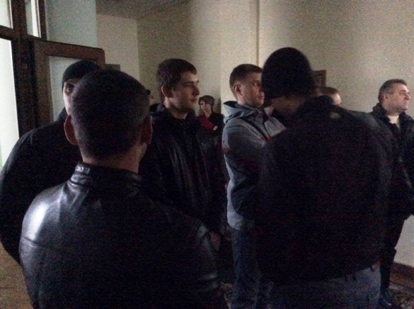 В Черкаській ОДА мітингували хлопці у спортивних штанях проти Вельбівця (ФОТО)