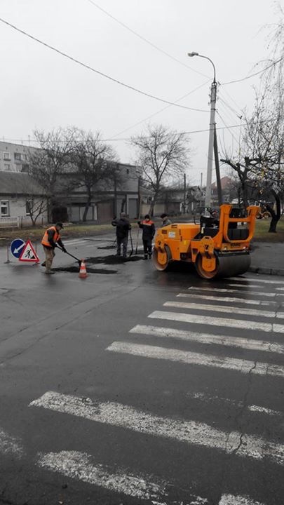Черкаські дороги знову ремонтують у дощ (фотофакт)