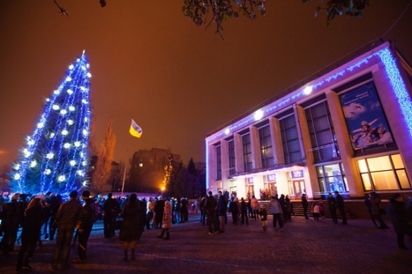 У центрі міста встановлюють 15-метрову новорічну ялинку