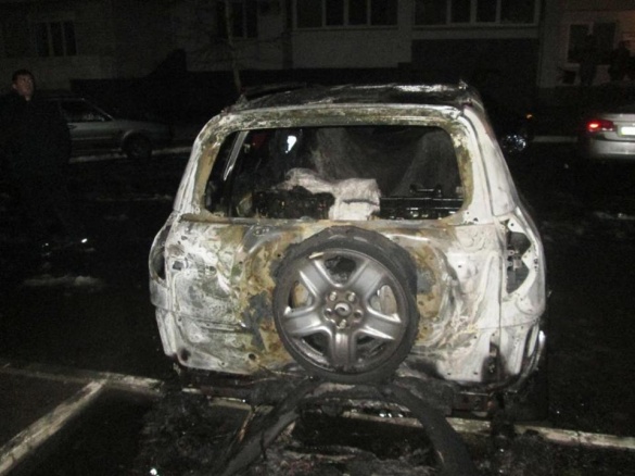 Уночі в середмісті Черкас майже згорів автомобіль