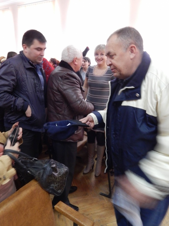 На Черкащині депутат збирав у кепку гроші для волонтерів АТО