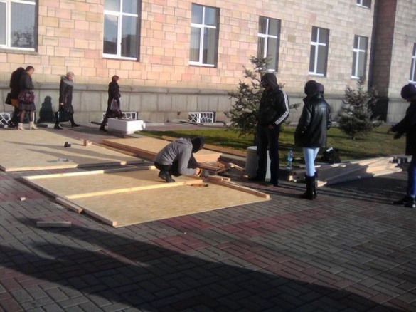 Під Черкаською ОДА протестувальники будують хатинку (ФОТО)