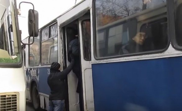 Час пік у Черкасах: містян трамбують у тролейбус, щоб зачинились двері (ВІДЕО)