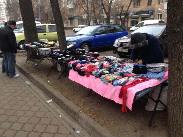 У Черкасах торгують шкарпетками та бубликами просто на газонах (ФОТО)