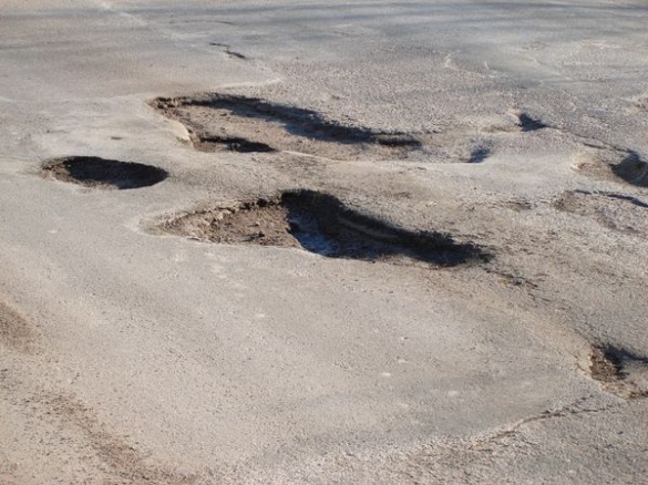 Черкаського чиновника із сесії відправили перевіряти якість ремонту доріг через 