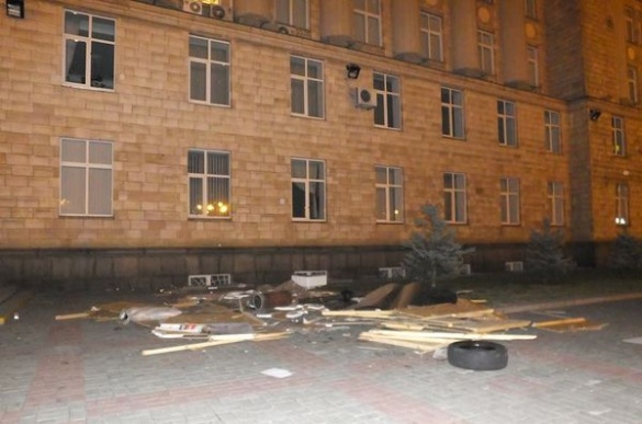 На Соборній площі у Черкасах розбили чудернацький будиночок (ФОТО)