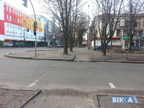 Небезпечна економія: на пішохідних переходах у Черкасах немає розмітки (ФОТО)