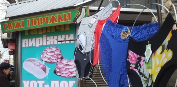 Маркетинг по-черкаськи: спідню білизну продають разом із пиріжками