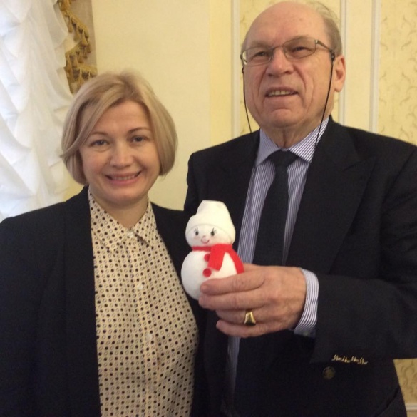 Сніговичка маленького черкащанина подарували швейцарському представнику ОБСЄ