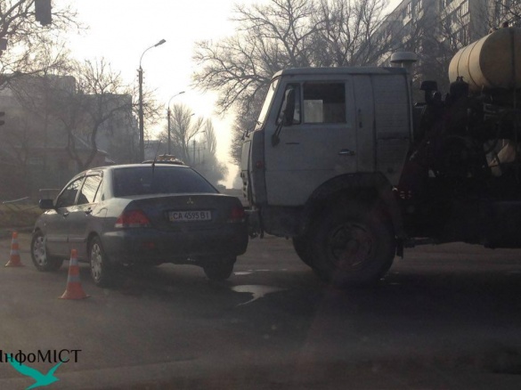 На перехресті вулиць Чехова-Ільїна у ДТП потрапив бетонозмішувач