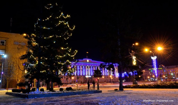 Черкаський фотограф показав центр міста у новорічних вогнях (ФОТО)