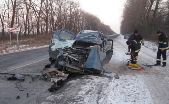 На Черкащині у жахливій аварії зіткнулись легковик та вантажний автомобіль