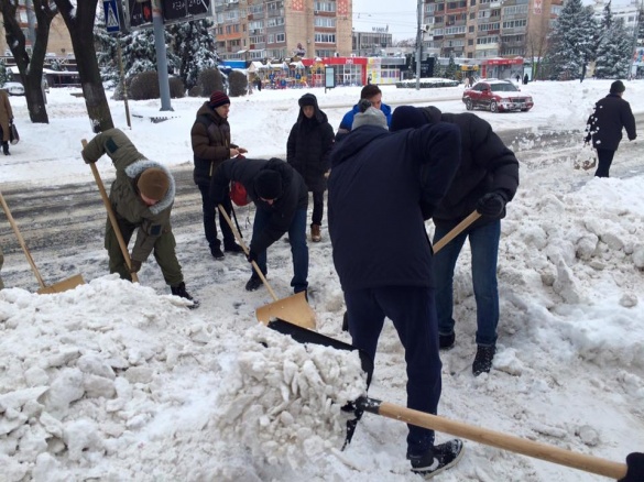 Черкаські АЗОВці допомагають розчищати центр міста від снігових завалів