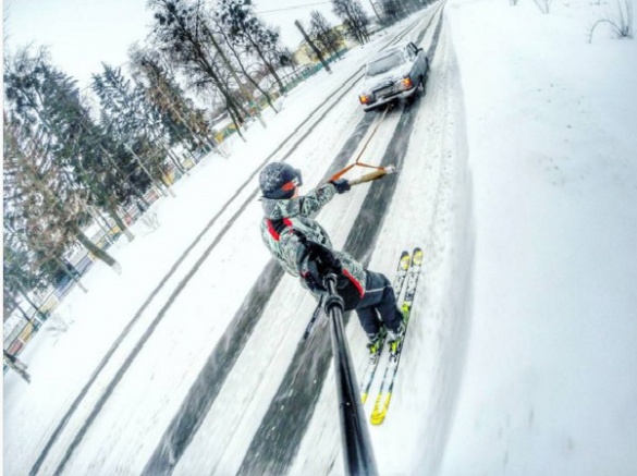 Золотоніський екстремал проїхався на лижах за авто (ФОТО)