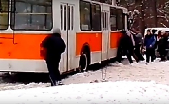 У Черкасах пасажири виштовхали тролейбус зі cнігу