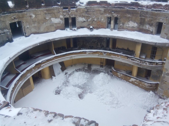 Черкаський драмтеатр засипало снігом (ФОТО)