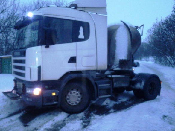 На дорозі в Черкаській області застрягли дві вантажівки