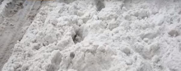 Черкащани обурені сніговими заметами зупинок і тротуарів (ВІДЕО)