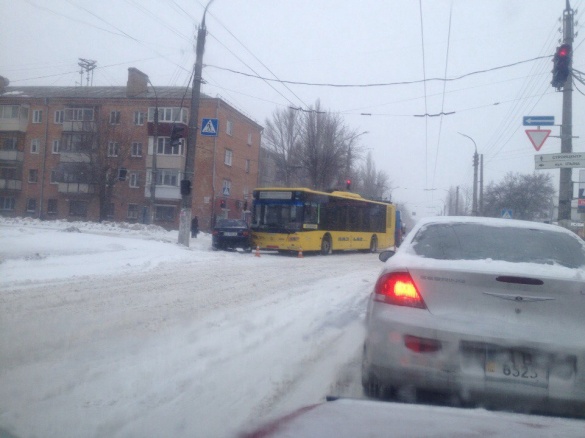 На перехресті вулиць Ільїна-Котовського тролейбус врізався у 