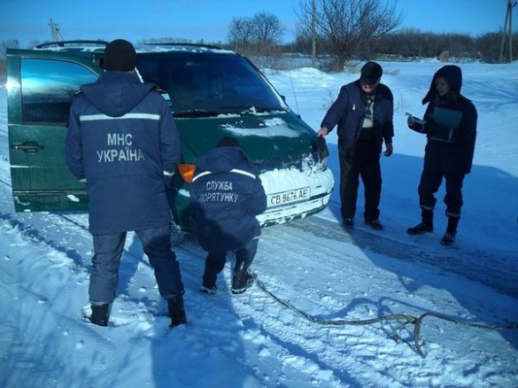Як героїчні рятувальники на Черкащині витягли зі снігу машину, де була вагітна жінка (ВІДЕО)