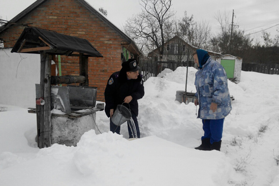 Черкаські поліцейські відкидають сніг у дворах літніх людей
