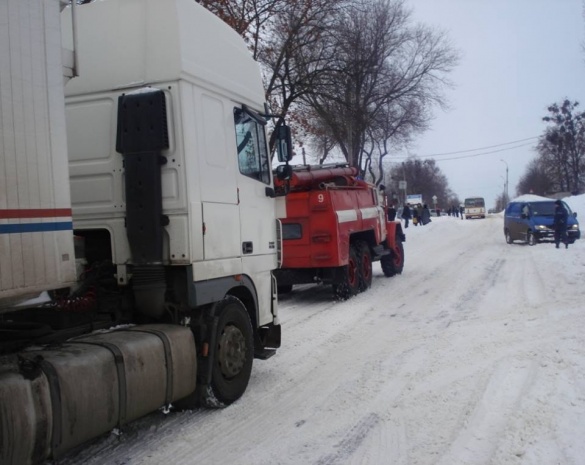 На Черкащині через негоду вантажівки заблокували рух дорогою