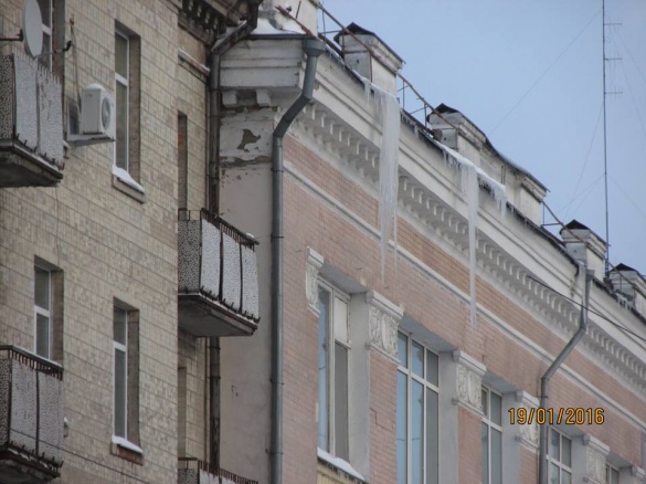 Величезні брили з даху будівлі у центрі Черкас прибрали лише після припису