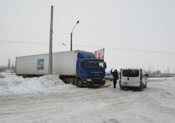 У Черкасах в сніговий замет в’їхала 24-тонна вантажівка (ФОТО)