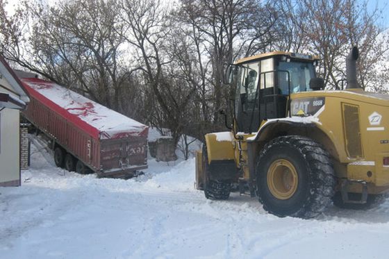 На Черкащині поліцейські врятували 20-тонну вантажівку від снігу (ВІДЕО)