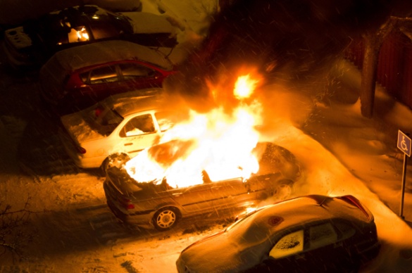 Машину черкаського чиновника облили бензином і підпалили