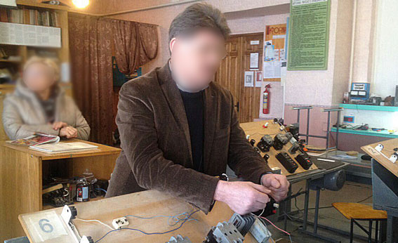 Черкаського викладача-хабарника затримали просто у навчальному закладі (ФОТО)
