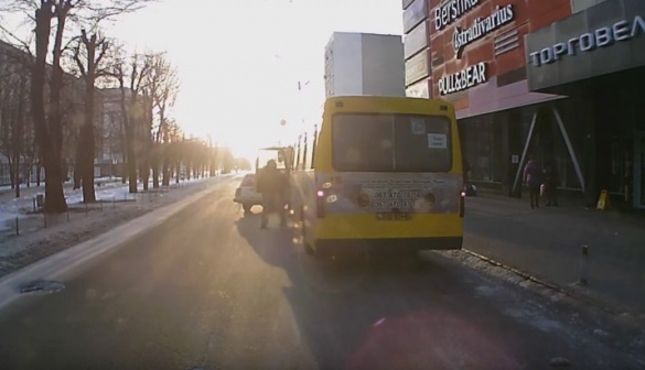У Черкасах водій легковика з кулаками накинувся на водія автобусу (ВІДЕО)