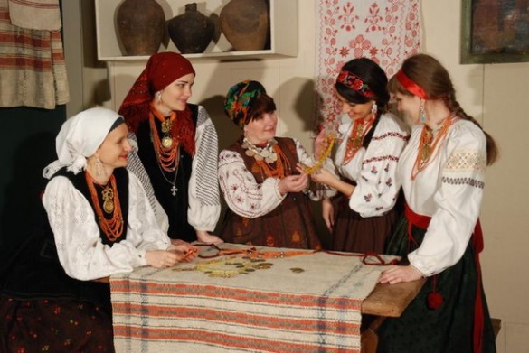 Старовинний одяг та прикраси показали у черкаському музеї