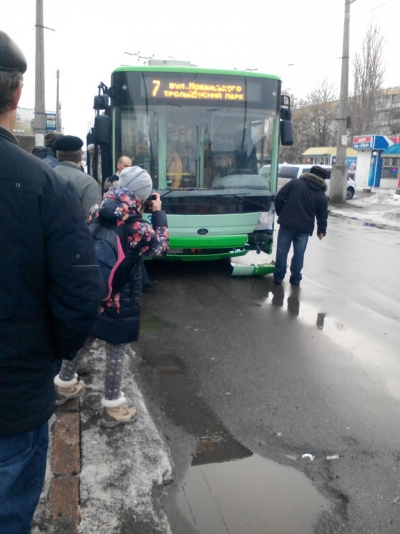 У Черкасах сталася ДТП за участю нового тролейбуса (ФОТО)