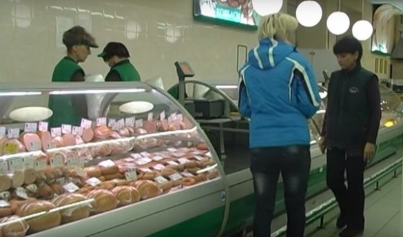В одному із черкаських супермаркетів не захотіли, щоб таргани потрапили у камеру (ВІДЕО)