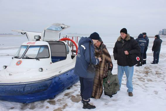 Як черкаських рибалок з дрейфуючої крижини рятували (ВІДЕО)
