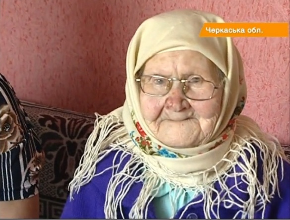 Черкаська 100-річна бабуся готує їсти й шиє собі одяг (ВІДЕО)
