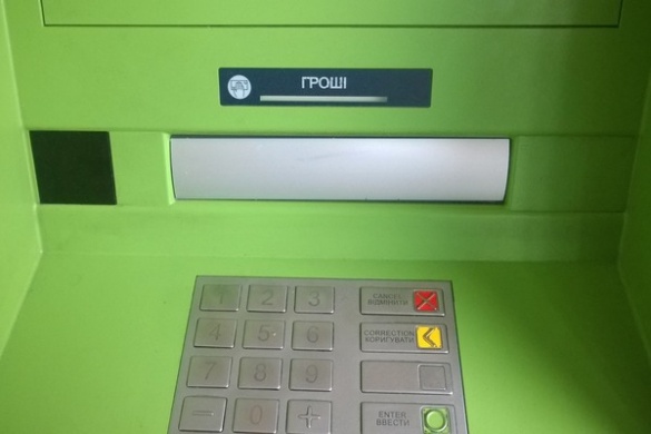 Черкаські аферисти обкрадають банкомати за допомогою скотчу (ФОТО)