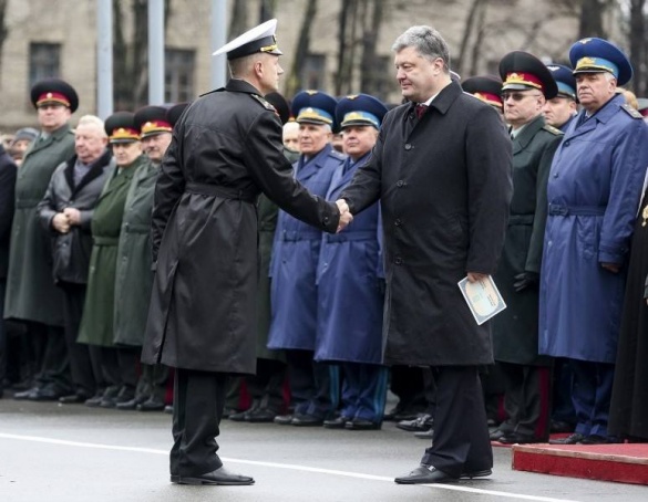 Петро Порошенко вручив диплом легендарному черкаському офіцеру