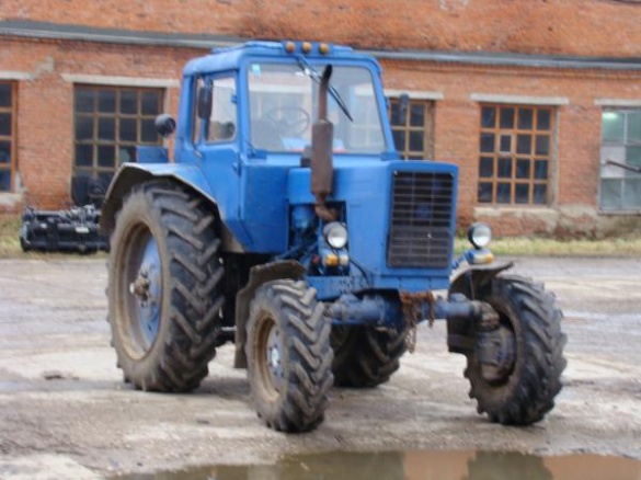 На Черкащині чоловіки вкрали трактор, щоб поїхати за випивкою