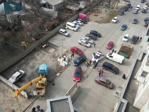 Обурені забудовою черкащани знесли бетонну огорожу (ФОТО)