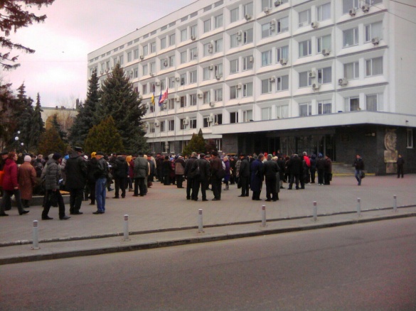 Біля Черкаської міськради мітингують комуністи та пенсіонери (ФОТО)